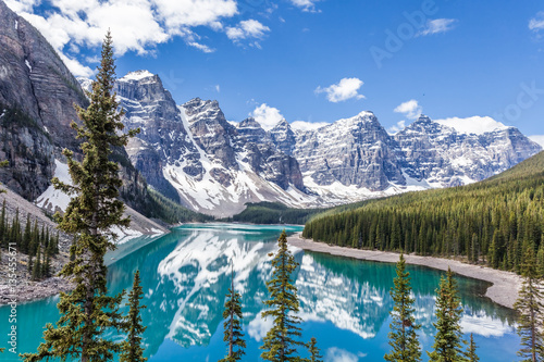 Morena jezioro w Banff parku narodowym, Canadian Rockies, Kanada. Słoneczny letni dzień z niesamowitym niebieskim niebem. Majestatyczne góry w tle. Czysta turkusowo-niebieska woda.