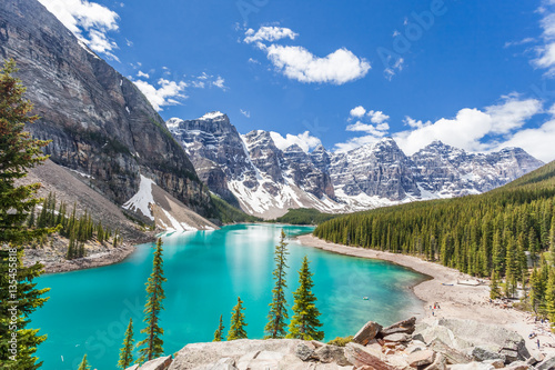 Morena jezioro w Banff parku narodowym, Canadian Rockies, Kanada. Słoneczny letni dzień z niesamowitym niebieskim niebem. Majestatyczne góry w tle. Czysta turkusowo-niebieska woda.