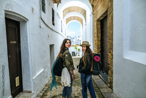Spain, Andalusia, Vejer de la Frontera, two young women walking in the alley El Callejon de las Monjas © Westend61