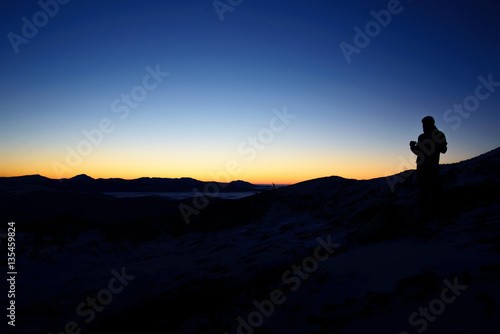 silhouette sunset mountains © Roman