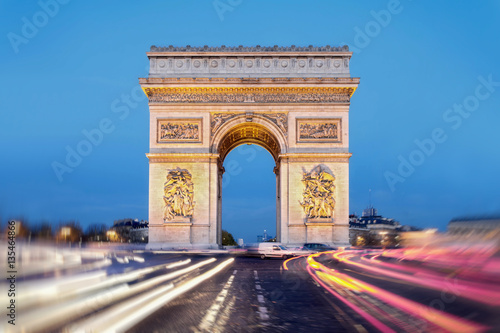 Arc der Triomphe Paris Bewegung der Fahrzeuglichter © Blickfang