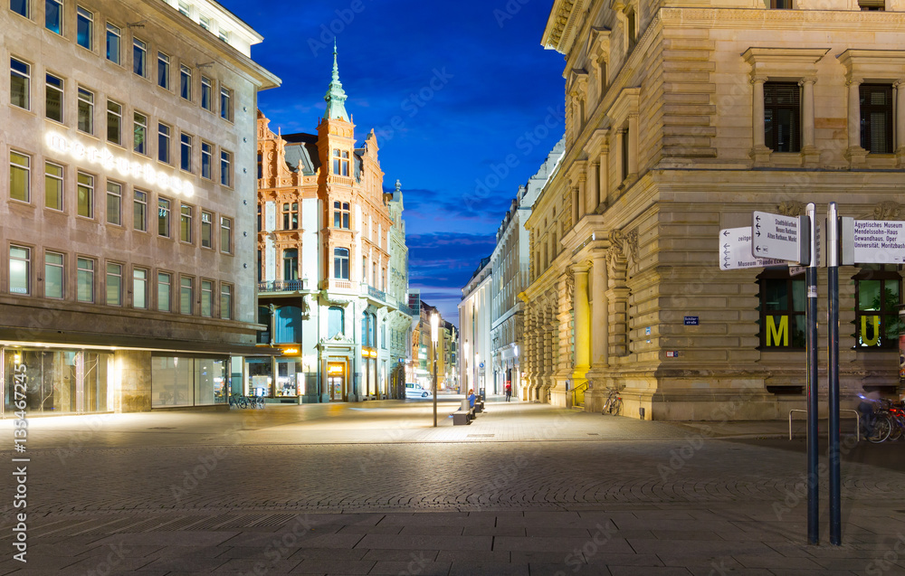 Fototapeta premium Blick in die Innenstadt von Leipzig, in die Petersstraße vom Wilhelm-Leuschner-Platz aus gesehen.