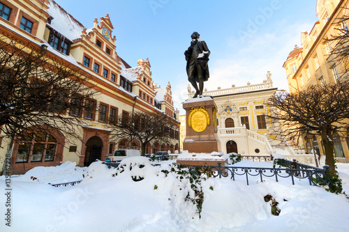 Obraz na płótnie Goethe Denkmal in Leipzig auf den Naschmarkt vor der Alten Handelsbörse im Winter. w salonie