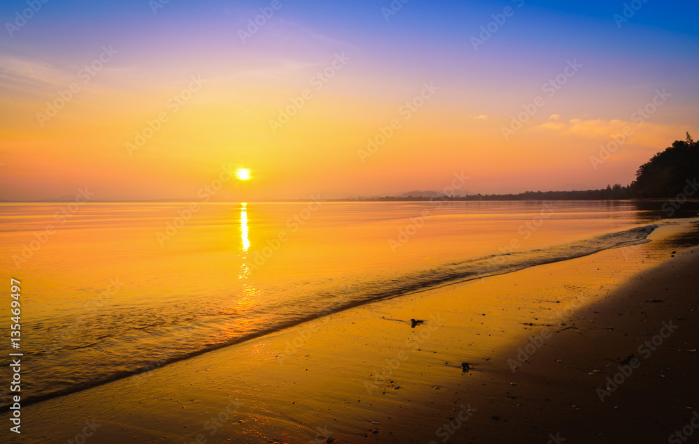 Naklejka premium Beautiful sunset above the sea.