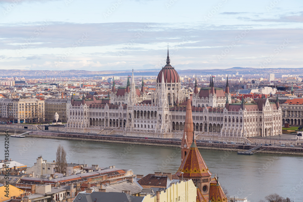 Ungarisches Parlament Budapest bei Tag