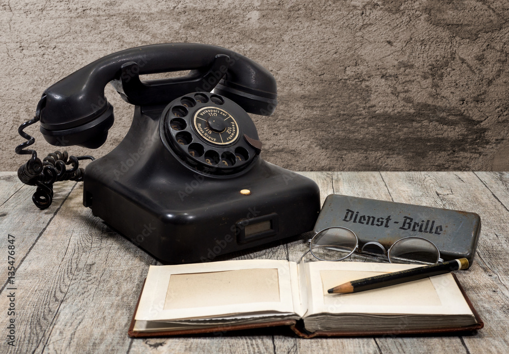 schönes altes telefon auf schreibtisch Stock Photo | Adobe Stock