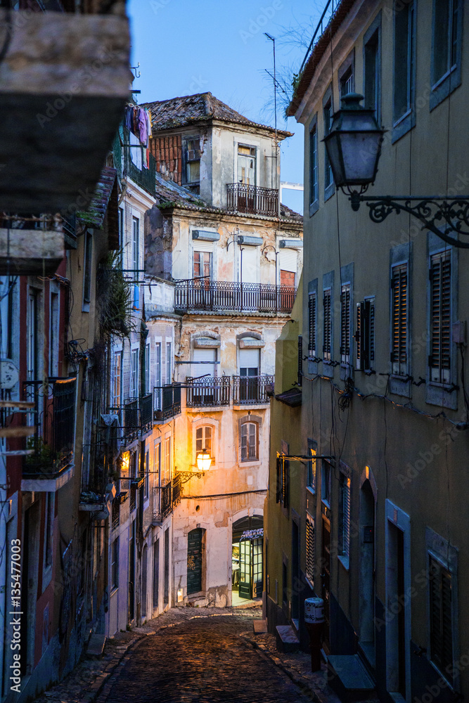 Blick in Seitenstrasse in Lissabon