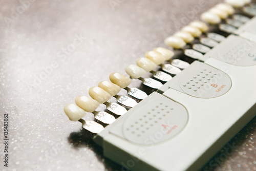 Картината върху платно health teeth and hold teeth whitening tool