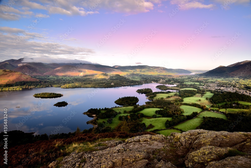 Naklejka premium Różowe poranne niebo nad Keswick
