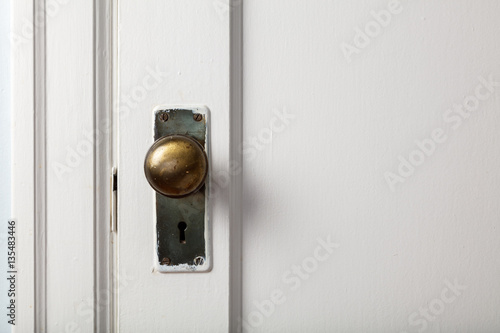 Foto old wooden door with door knob