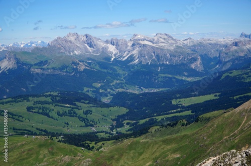 Blick ins Grödner Tal und Aussicht auf Puez Geisler Naturpark und Geisler Spitzen / Piz Pic und Col Raiser und St. Christina