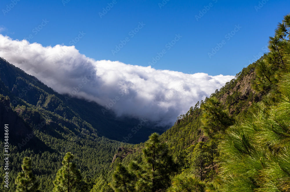 Rollende Wolken über der Caldera de Taburiente, La Palma, kanarische Inseln, Spanien