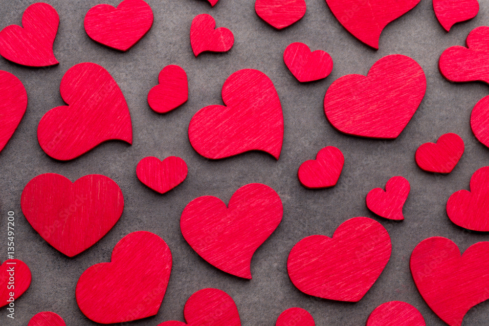 Obraz premium Red hearts on the wooden background.