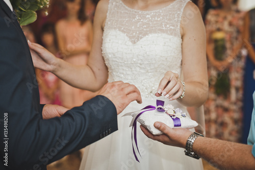 Bild auf Leinwand The exchange of wedding rings 7658.