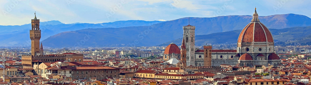 Fototapeta premium widok z Florencji ze starym pałacem i kopułą katedry z Mich