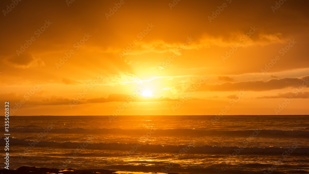 Die Sonne versinkt im Meer