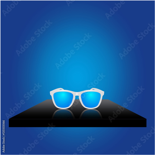 Esposizione occhiali da sole su sfondo blu