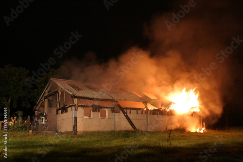 Wallpaper Mural Stall brennt lichterloh Torontodigital.ca