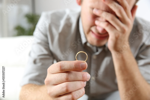 Fotografía Sad husband after divorce