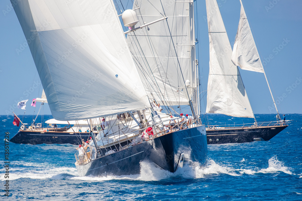 Naklejka premium head on course