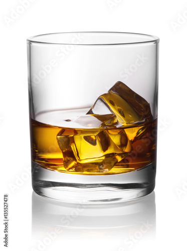 Round glass of the whiskey with ice