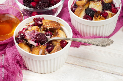 Obraz na płótnie French toast casserole with cranberries, raspberries and blackbe w salonie