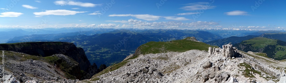 Aussicht von Petz Gipfel am Schlern ins Tal