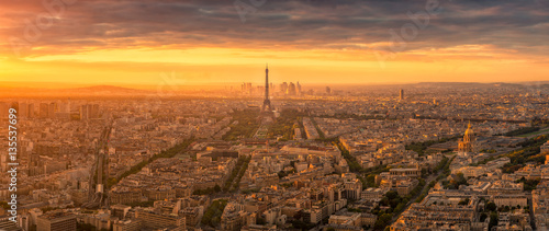 Atardecer en París con vistas a la Torre Eiffel, Los Inválidos y el distrito financiero al fondo.