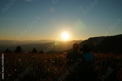 Paar genie  t romantischen Sonnenuntergang auf Almwiese   Seiser Alm   S  dtirol