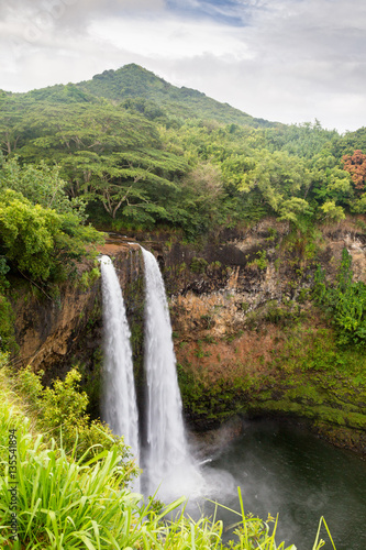 Die Wailua Falls auf Kauai, Hawaii, USA.