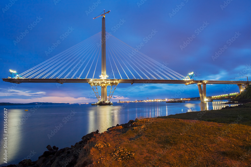 Obraz premium Forth Bridge Queensferry Crossing under construction.