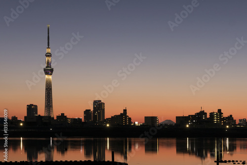 東京スカイツリー 夕暮れ 夜空 ライトアップ 富士山