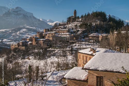 Montefortino è un piccolo villaggio medievale con i monti sibillini sullo sfondo photo