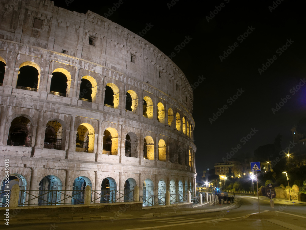 Kolosseum bei Nacht