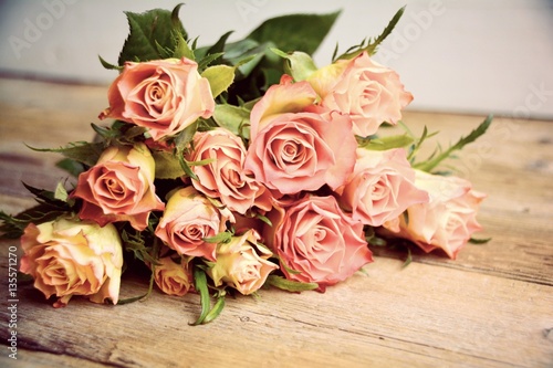 Grußkarte Blumen - Blumenstrauß aus Rosen auf Holzuntergrund zum Muttertag, Geburtstag, Hochzeit, Valentinstag © S.H.exclusiv