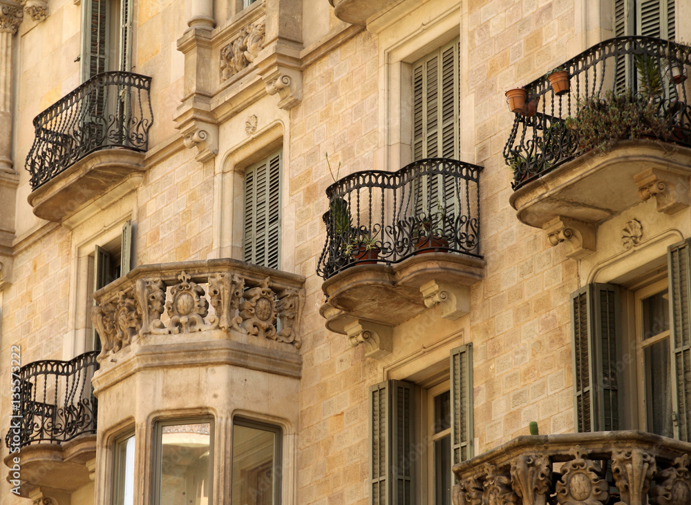 Fototapeta premium Edificio de estilo modernista en la ciudad de Barcelona, España