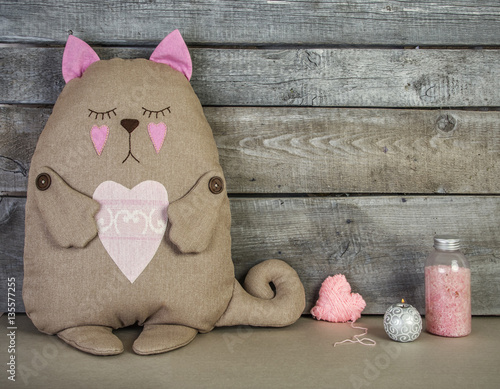 Obraz na płótnie flat wooden background with soft toy cat and pink heats and can w salonie