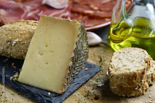 manchego cheese and spanish cold meats