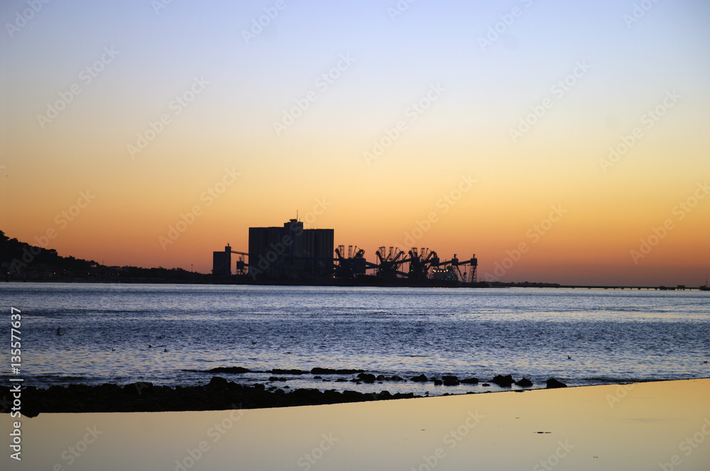 Obraz premium Plate-forme pétrolière dans l'estuaire du Tage