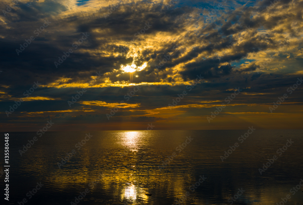 Obraz premium Amazing sunset over the beach