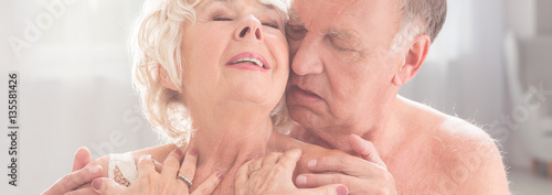 Schilderij op canvas Senior woman and husband embracing her