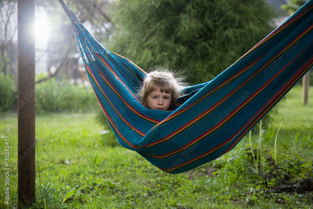 Fototapeta premium Elektro hamak III / dziewczynka z naelektryzowanymi włosami w hamaku