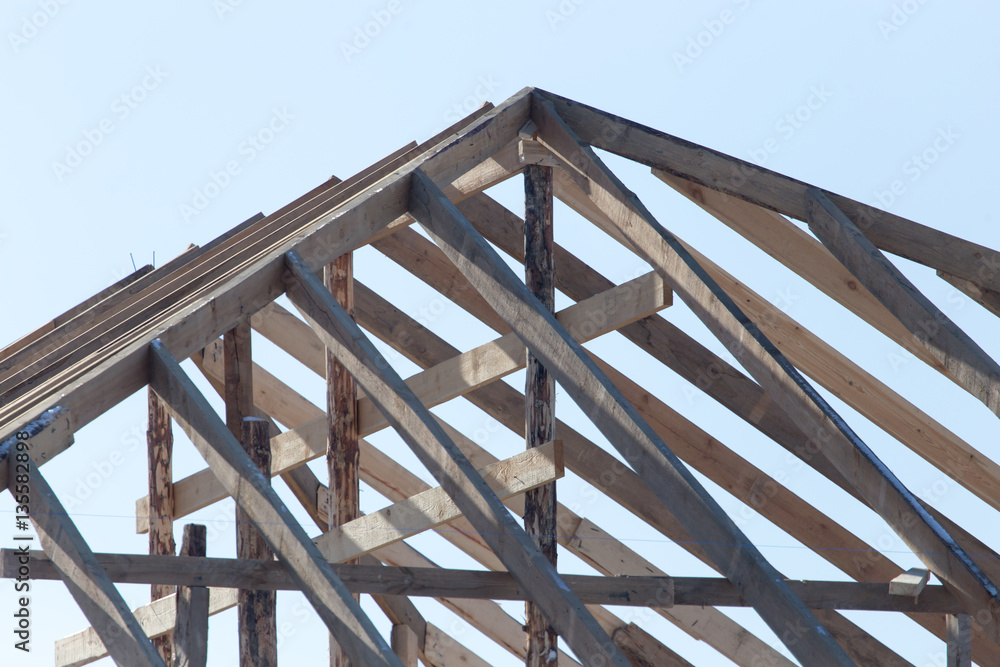 Obraz premium Wooden roof frame on a construction site