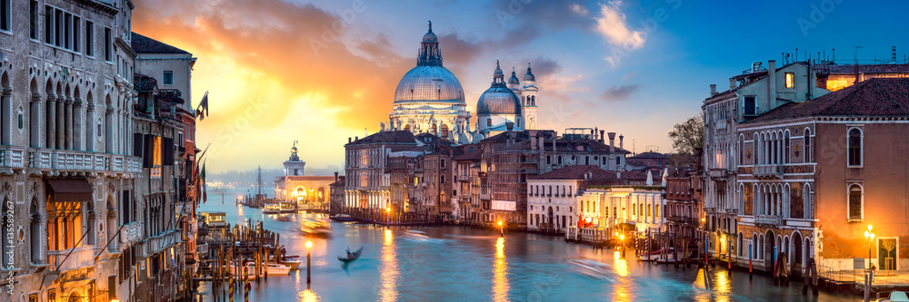 Naklejka premium Wenecja panorama przy zmierzchem