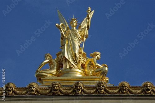 Statues dorées du toit de l'opéra Garnier à Paris, France