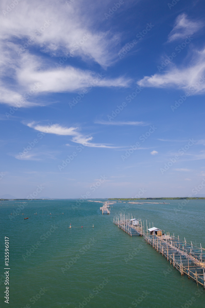Obraz premium Lanscapeview of sen and island at summer time with mountain under clear sky at tropical