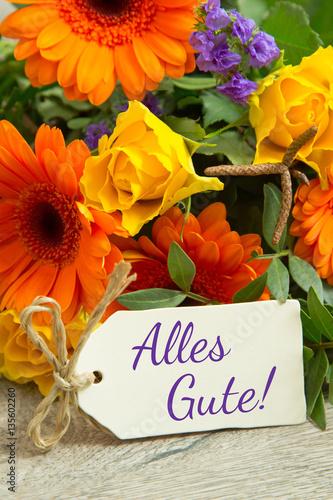 Blumen und Karte: Alles Gute!