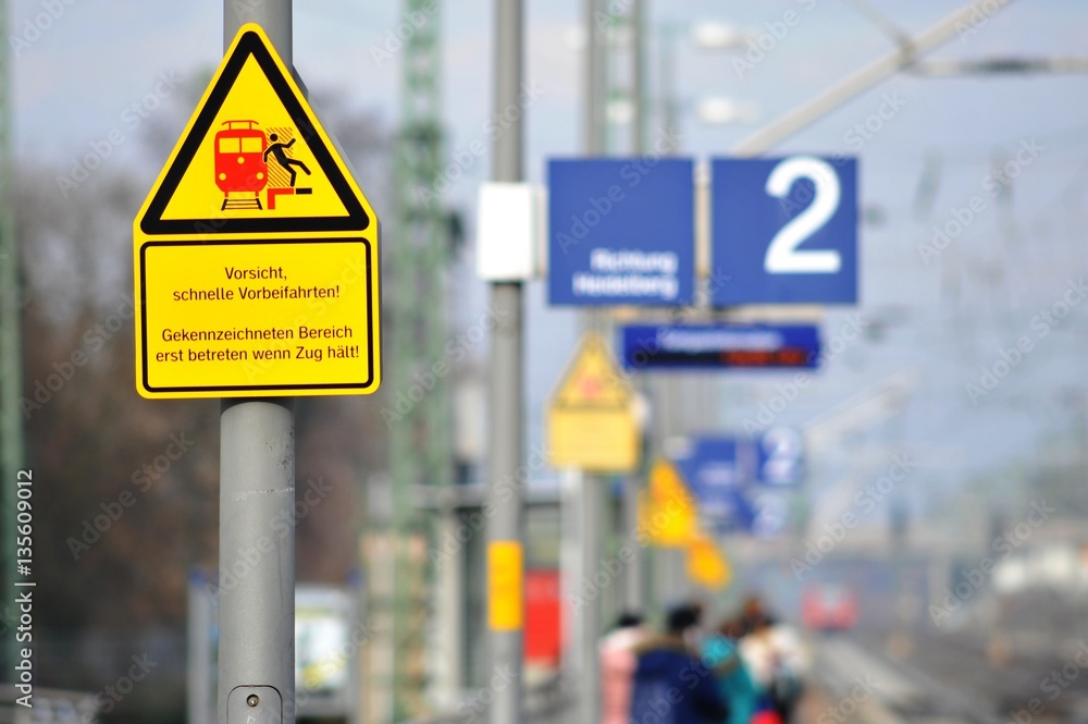 Zeichen Bahn-Vorsicht schnelle Vorbeifahrten - Gefahr