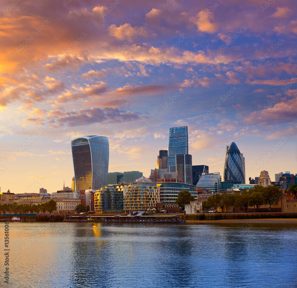 Naklejka premium London financial district skyline sunset