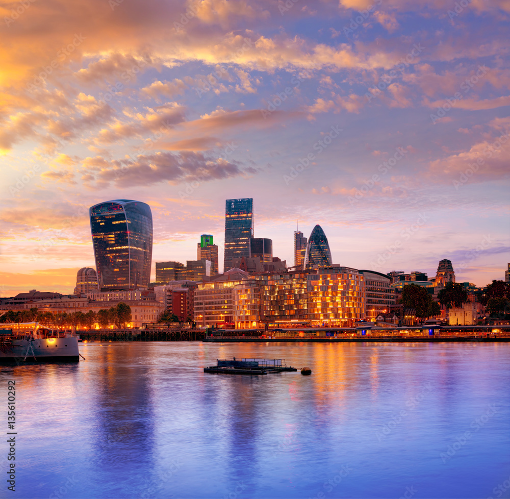 Fototapeta premium London financial district skyline sunset